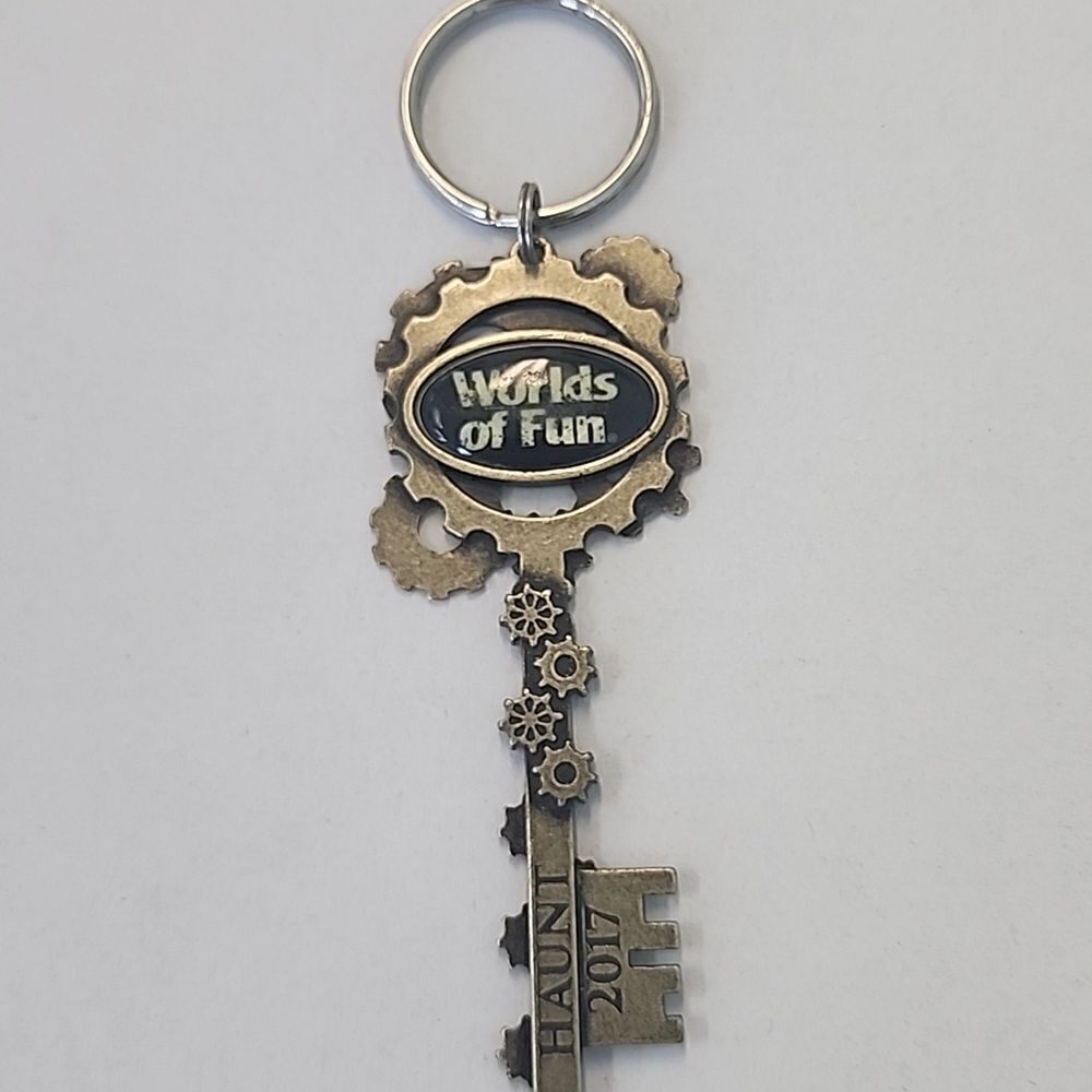 WORLDS OF FUN KEYCHAIN KEYRING HAUNT 2017 AMUSEMENT PARK RIDES STEAMPUNK